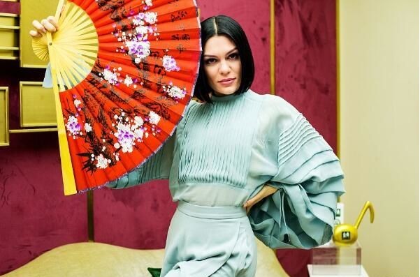 突发疾病缺席《歌手》录制的“结石姐”Jessie J更新微博：宣布回归