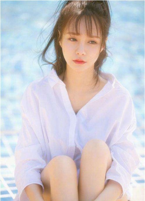 沈梦辰写真美照：扎起马尾辫，留着空气刘海，少女感十足，清新可爱