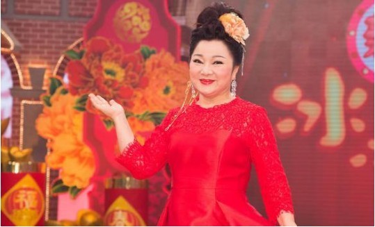 白冰冰当时正在录节目：因踩到蟑螂，疑似重心不稳，当场后脑勺撞地
