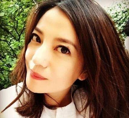 赵薇社交网站晒出自己最新自拍照：淡妆出镜的她，风韵犹存貌美肤白
