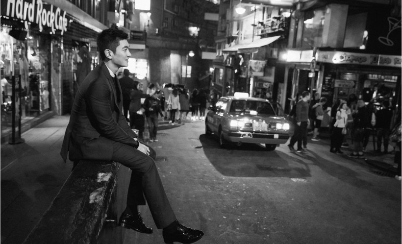 杜江质感写真；暗红色西服套装漫步香港街头！迷离夜色下十分抢镜