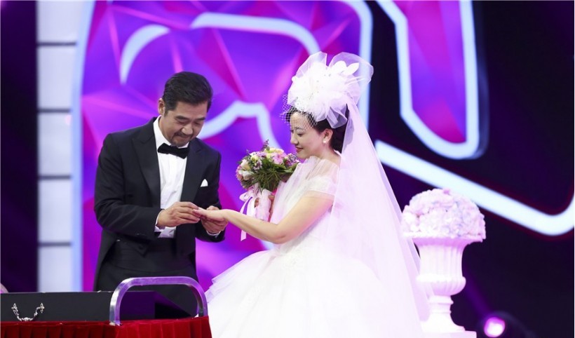 张国立、邓婕王牌夫妻档登《王牌对王牌》：婚纱造型现场大秀恩爱