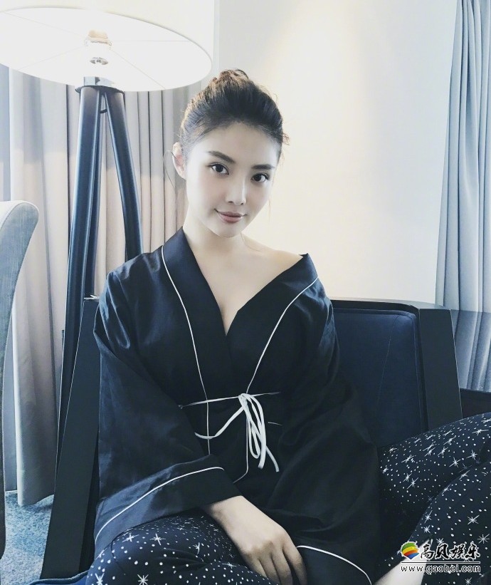 徐冬冬晒出家居风写真：佩戴茶色眼镜，化身麻辣女教师，性感十足