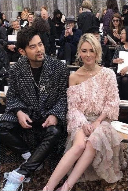 《奔跑吧》最新一季在维也纳录制：周杰伦全程陪伴老婆昆凌录制节目