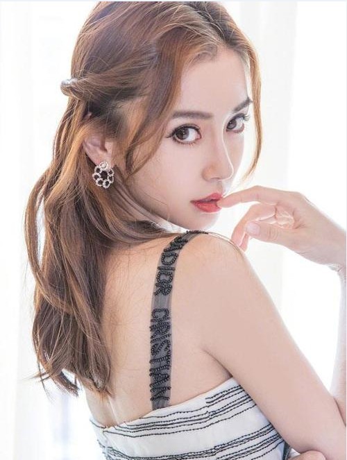 Angelababy晒出最新美照：笑容甜美，背影图身材也超好，气质满分