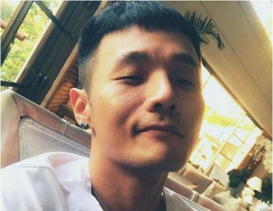 微博疯传单眼皮男星P成双眼皮组图：李荣浩双眼皮突然变得世纪朦胧