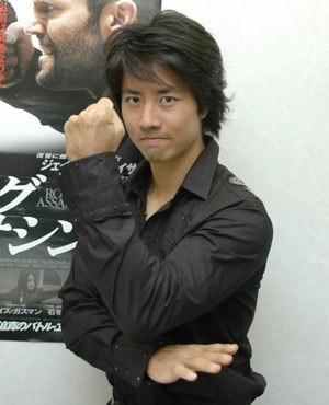 成龙徒弟小杉健直播《英雄联盟LOL》 完美身材在日本已成为新潮流