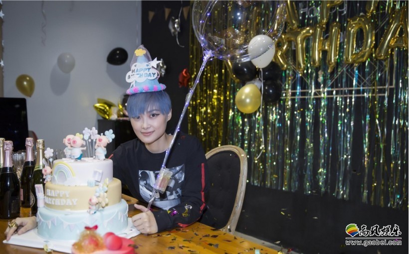 工作室晒出一组李宇春庆生图：戴着生日礼帽，置身童话色彩场景