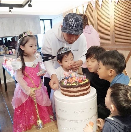 刘畊宏夫妻庆祝小女儿生日：提前举行生日派对！小泡芙盛装打扮