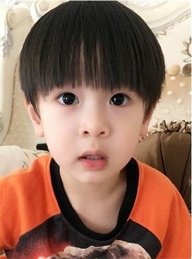 吴尊晒出儿子MAX照片：父子俩视频通话，头发炸飞，对着镜头呆萌