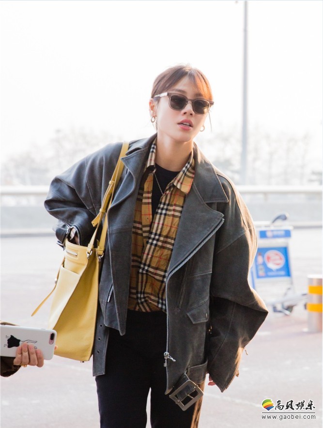 马思纯现身北京机场：潇洒率性！现场遭遇粉丝合影和围堵！人气高