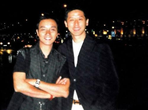 汪曼玲晒出与唐鹤德合影：唐鹤德精神依旧，一身毛衣显得十分安静