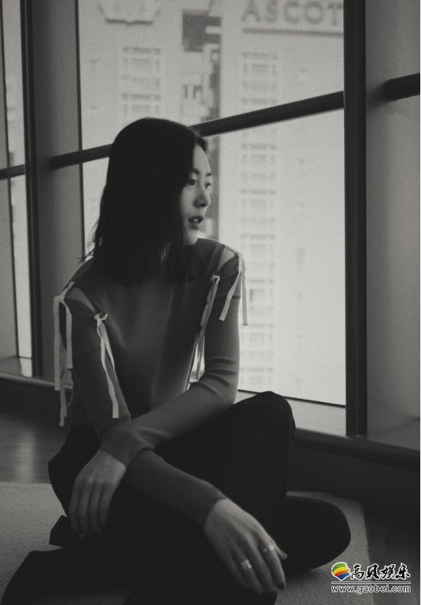 工作人员微博晒写真：刘雯席地而坐，难掩超模霸气，随性带有优雅