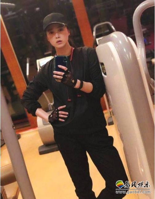 蒋欣晒出健身照片：做出各种健身动作忙得不亦乐乎，素颜身材抢镜