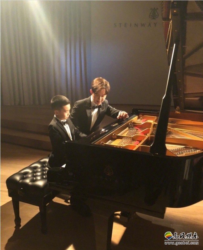 林永健儿子与李云迪钢琴合影照：林大竣认真弹琴，李云迪悉心教导