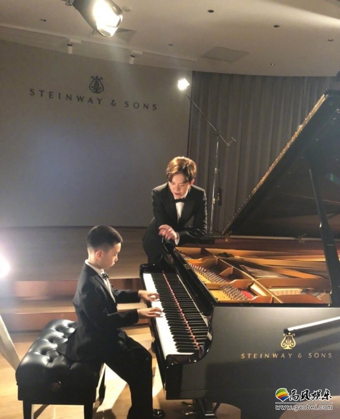 林永健儿子与李云迪钢琴合影照林大竣认真弹琴李云迪悉心教导