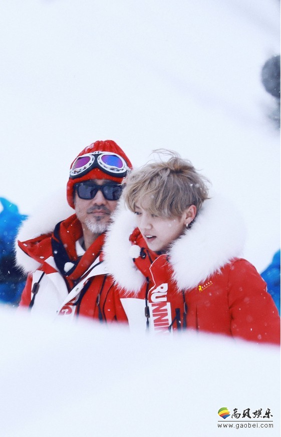 吴秀波、鹿晗录制跑男路透照：两人边走边交谈，步行在阿尔卑斯山