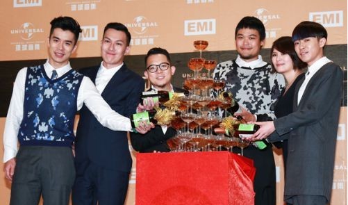 港媒报道：乐团界曝苏打绿解散风波内幕！电吉他手家凯技术跟不上