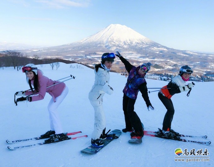何穗晒出照片：穿着粉紫色上衣白色长裤，和朋友们滑雪，心情超好