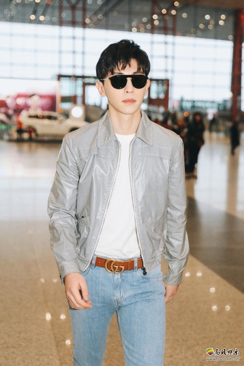 邓伦黑超轻装范现身机场：魅力有型，简约舒适时尚，尽显阳光帅气