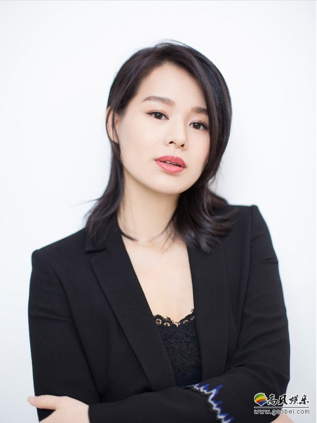 胡杏儿亮相某品牌活动：黑色西装造型利落优雅，产后身材令人羡慕