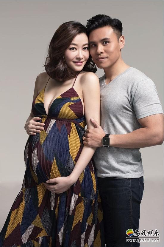 经纪人微博晒照：熊黛林腹部隆起，与老公幸福的相依偎，面带笑容