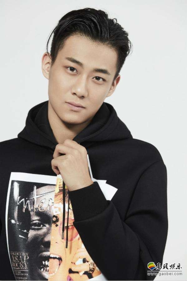 工作室发布高至霆马来西亚游玩图：上山下海，钓鱼爬高，特别嗨皮