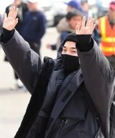 BigBang成员太阳入伍   行大礼与现场送行的粉丝道别