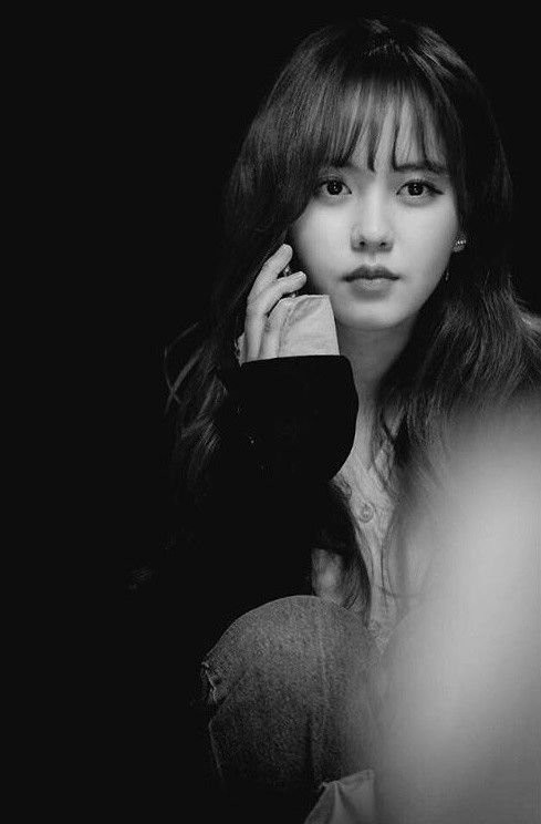 金所炫写道：今天也是Radio日  并上传一张黑白美照