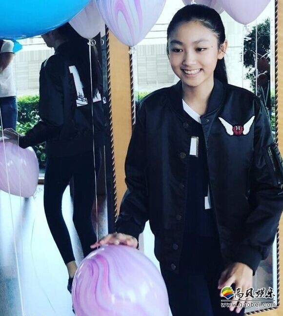 任达华与琦琦女儿任晴佳某活动拍摄宣传照，天生具有修长身型优势