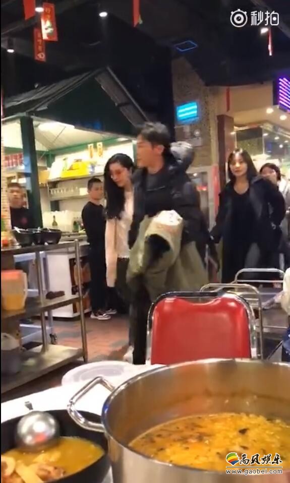 网友吃饭偶遇范冰冰李晨夫妇：李晨拉起范冰冰的手，秀恩爱不能停
