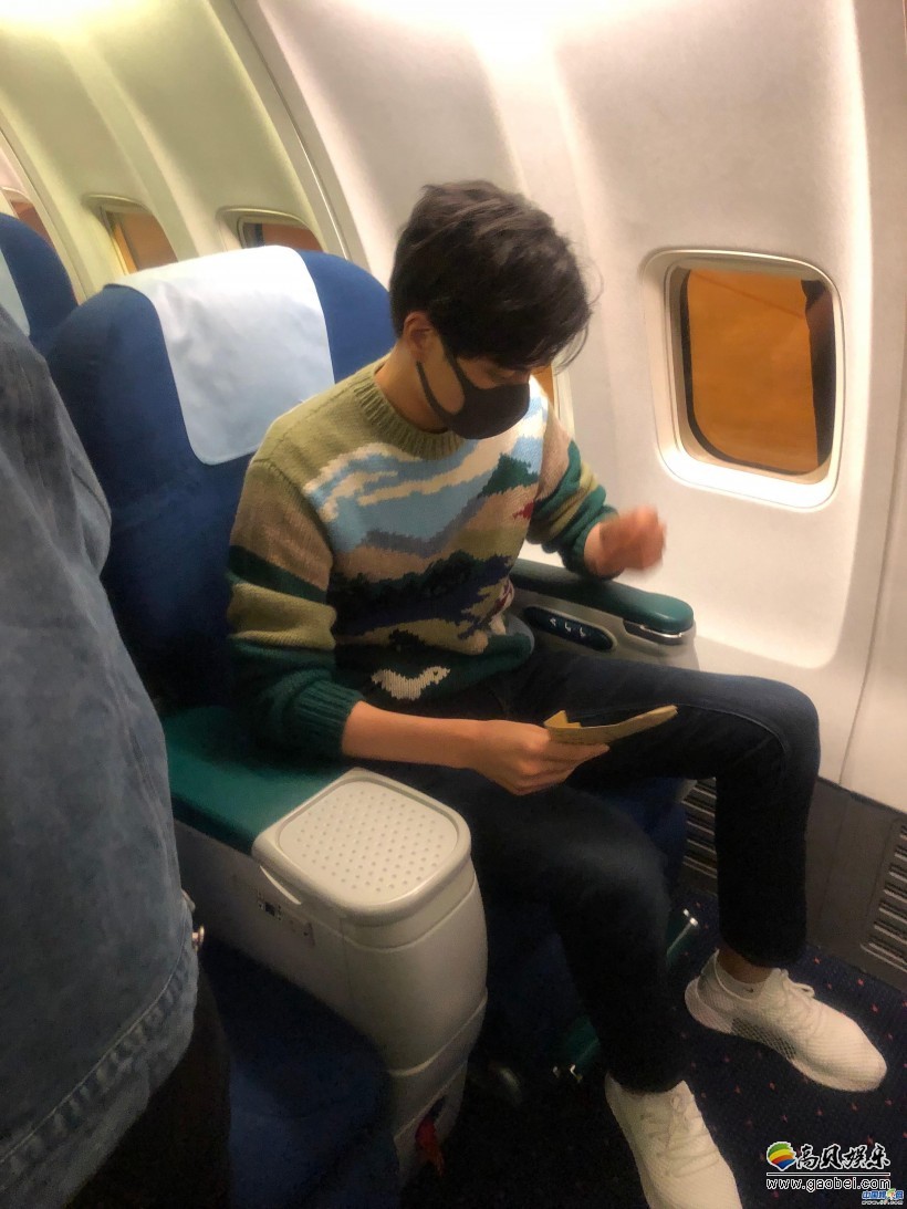 网友社交网晒出胡一天行踪：飞机上一直拿着粉丝送的信，非常暖心