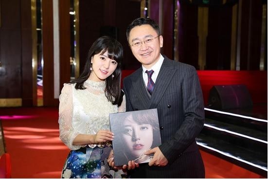 阿兰签约新经纪公司国韵文化：出席新东家“国韵之夜”新春盛典
