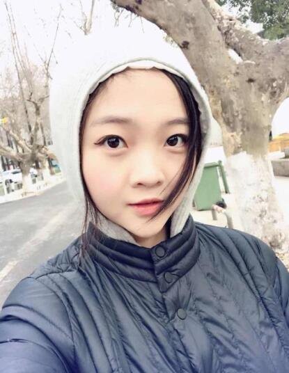 林妙可剧院看话剧：大学之后经常锻炼瘦身成功，婴儿肥变瓜子脸