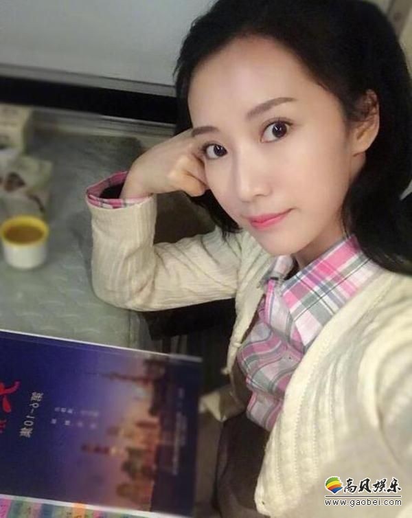 李念晒出照片：素颜出镜皮肤白皙水润，嘴唇粉嫩，胶原蛋白满满
