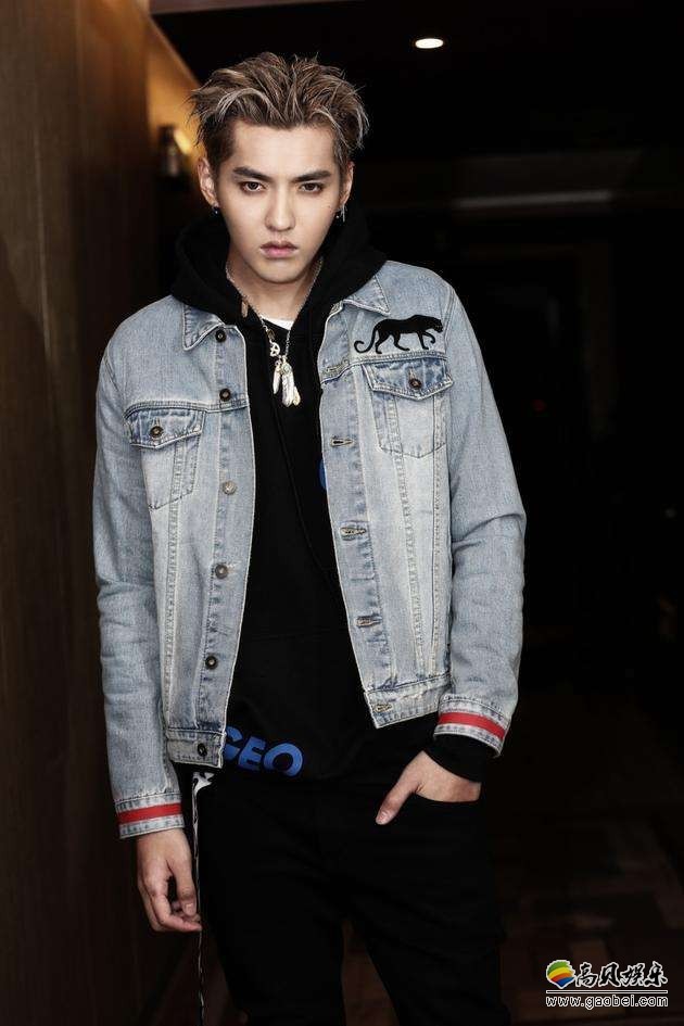 吴亦凡晒照：戴着帽子，休闲打扮，上演中国蹲，四肢柔软且协调