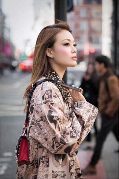 容祖儿晒出美照：街头游玩拍照“英国一游”心情靓丽！笑容灿烂