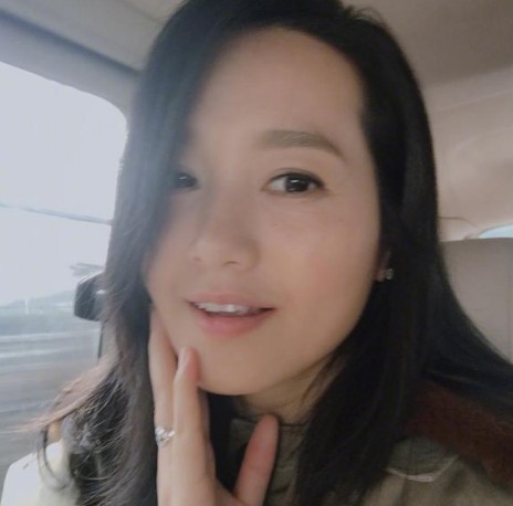 朱丹晒出自拍：脸部较之前些许圆润，整个人气场温和，气色颇好