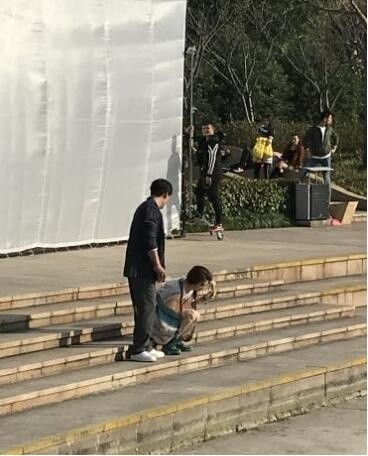 上海网友晒图偶遇张震、春夏拍电影：两人手牵手互动，十分有爱