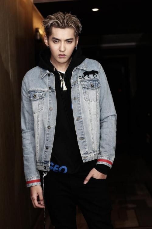 吴亦凡微博晒照片：头戴渔夫帽休闲打扮，乖巧蹲在一个小纸盒里