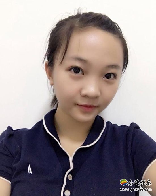 林妙可现身剧院去看话剧：朴素大方！瘦身成功，婴儿肥变成了瓜子脸
