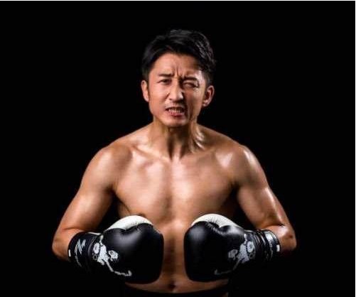 邹市明采访中谈及自己眼伤：有根眼神经卡在缝里，现接受保守治疗