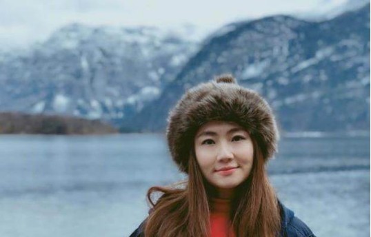 Selina晒出照片：变身游客吃美食赏美景！在一天之内体验四季风景