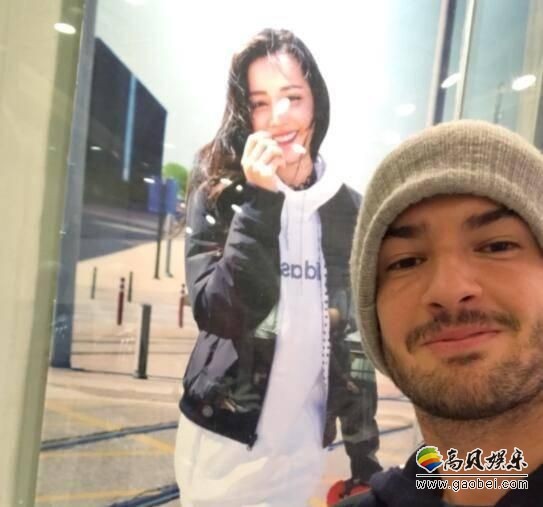 球星帕托是迪丽热巴迷弟：赛后高举着迪丽热巴海报，堪称最强表白