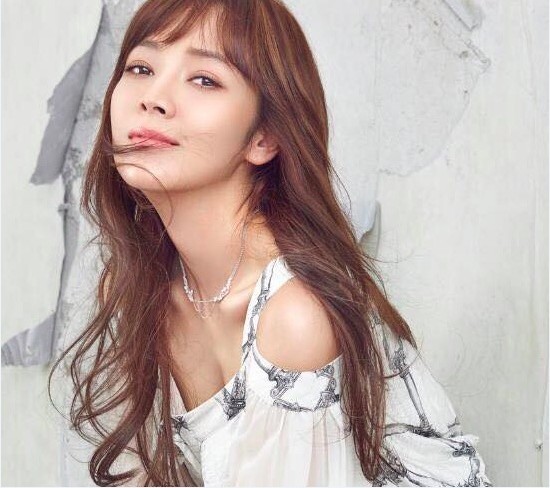 侯佩岑晒出和小儿子牵手照：小家伙小手握着妈妈大拇指，温馨幸福