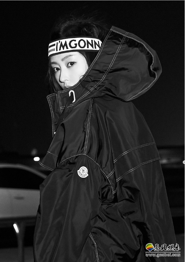 张天爱社交平台晒出自拍：扎丸子头，表情十分可爱，引得网友热议