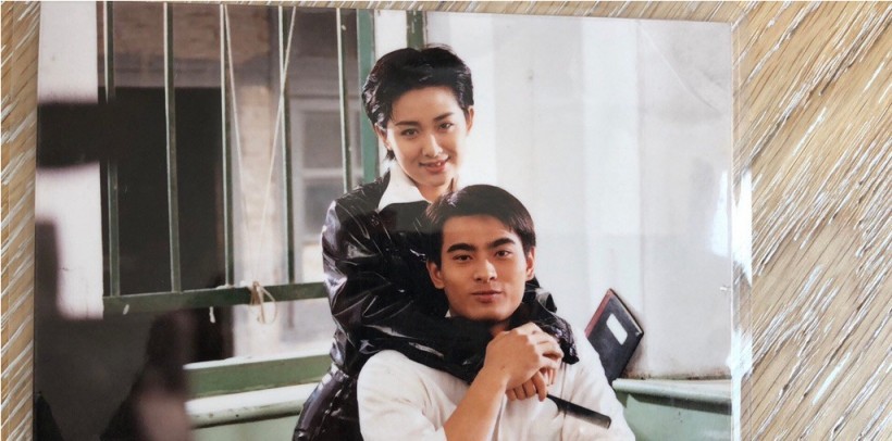 章龄之晒出老公陈龙青涩旧照：浓眉大眼，青涩模样难掩其帅气面庞