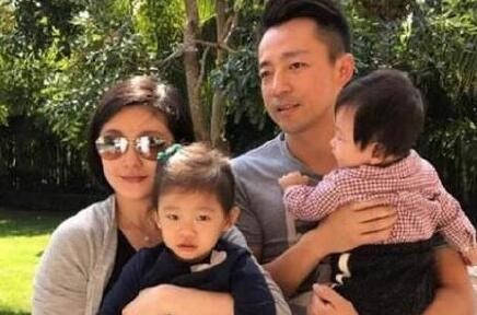 汪小菲微博分享一家人日常：带女儿游动物园，拿树枝逗动物很开心