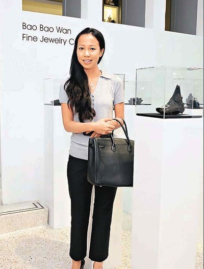 林青霞继女刑嘉倩和友人出游；浑圆巨肚曝光，火辣的身材引起讨论