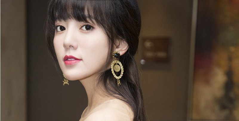 阿兰出席活动礼服照：姿态优雅动人，时而低头沉思，时而回眸一笑